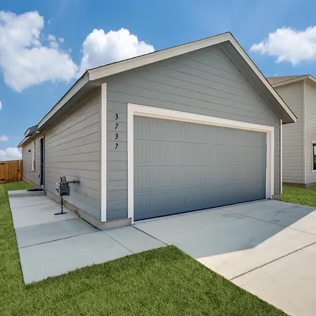 Lackland Afb Graduation Dream Home, With Pool!